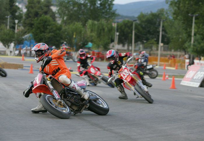 Ελάχιστες εκπλήξεις, Super ‘moto’ θέαμα