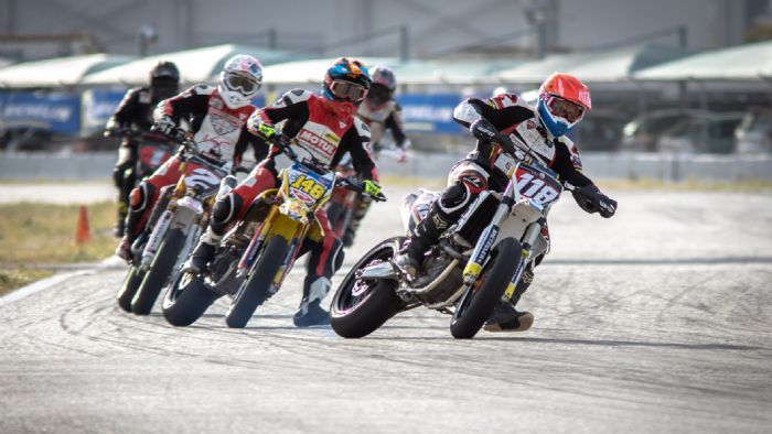 Ακρατο θέαμα προσέφεραν και πάλι οι αγώνες της κατηγορίας Supermoto. Ακρατο θέαμα προσέφεραν και πάλι οι αγώνες της κατηγορίας Supermoto.