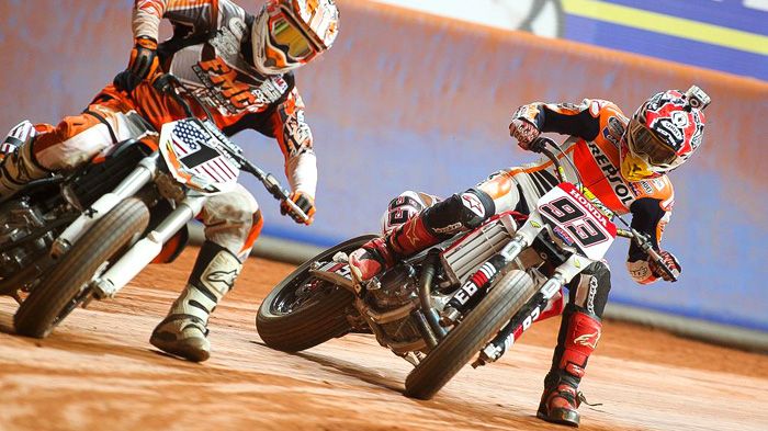 Από τον περσινό τελικό με μεγάλους πρωταγωνιστές τους Brad Baker (αριστερά) και Από τον περσινό τελικό με μεγάλους πρωταγωνιστές τους Brad Baker (αριστερά) και Marc Marquez, με τον πρώτο να κερδίζει τελικά τον αγώνα.