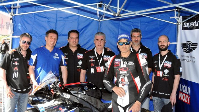 Η ομάδα Superbmotos-Tsesmelis -με τον Γκιζίνο σε πρώτο πλάνο- μαζί με τον Ανδρέα Η ομάδα Superbmotos-Tsesmelis -με τον Γκιζίνο σε πρώτο πλάνο- μαζί με τον Ανδρέα Κοσκικνά, με το γαλάζιο πουκάμισο, από τη Yamaha.