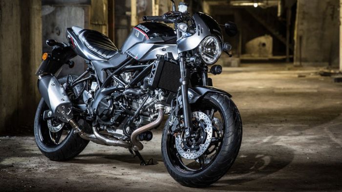 Ο σχεδιασμός του παραπέμπει στις αγωνιστικές μοτοσυκλέτες της δεκαετίας του `70. 