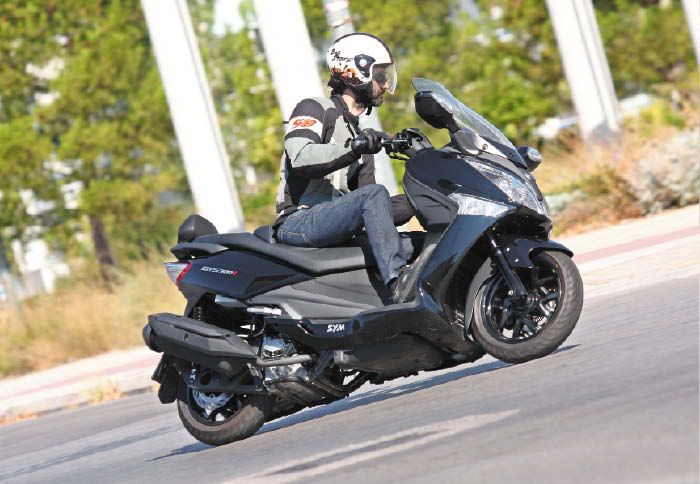 Πλαίσιο και αναρτήσεις διατηρούν το GTS σταθερό, παρά τον όγκο του, ακόμη και σε μεγάλες ταχύτητες ή κάτω από πίεση. 