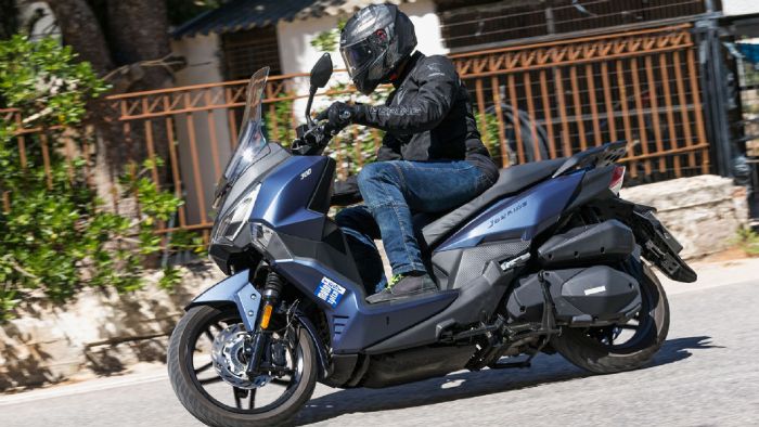 Το SYM JOYRIDE 16 300 ξεχωρίζει για την αποδοτική του λειτουργία και το χαμηλό κόστος χρήσης, προσφέροντας ιδανική λύση τόσο για τις καθημερινές μετακινήσεις στην πόλη όσο και για ταξίδια.