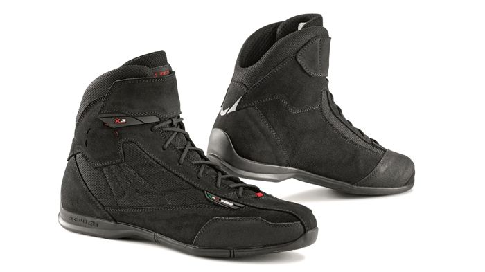 Τα Square Plus θα τα βρείτε στην Γιάσσαρης στην τιμή των 130 ευρώ. Περισσότερα στο τηλ. 210-4314042.