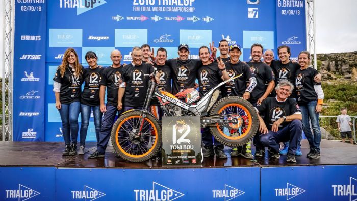 O Toni Bou σε αναμνηστική φωτογραφία με την ομάδα του, μετά την κατάκτηση του 12 O Toni Bou σε αναμνηστική φωτογραφία με την ομάδα του, μετά την κατάκτηση του 12ου τίτλου του.