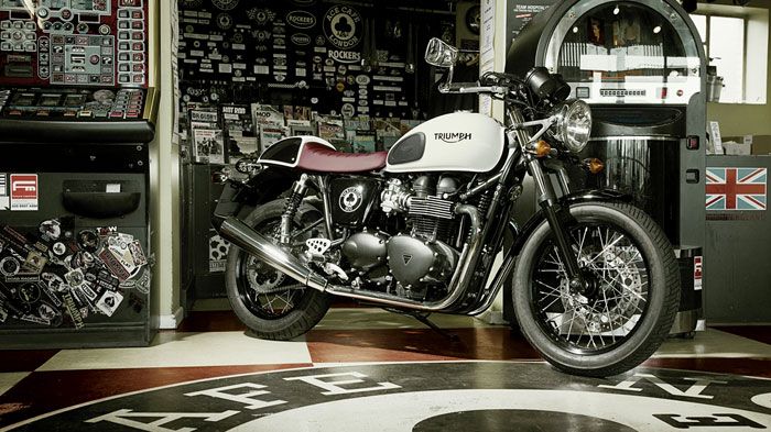 Στο χώρο του θρυλικού λονδρέζικου καφέ παρουσιάστηκε η ειδική έκδοση του Triumph Στο χώρο του θρυλικού λονδρέζικου καφέ παρουσιάστηκε η ειδική έκδοση του Triumph Thruxton.