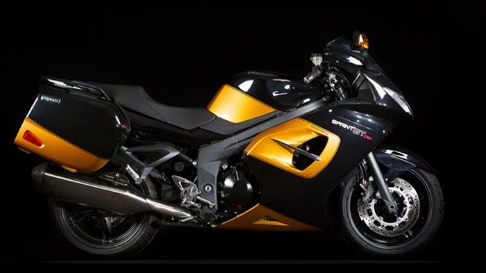 Η Triumph συνεργάστηκε με την 8 Ball και το αποτέλεσμα είναι δύο Sprint GT σε ιδ Η Triumph συνεργάστηκε με την 8 Ball και το αποτέλεσμα είναι δύο Sprint GT σε ιδιαίτερους χρωματισμούς.