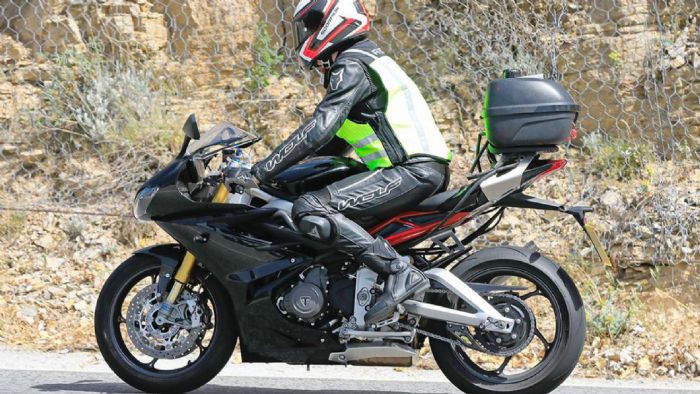 Οι νέες κατασκοπευτικές εικόνες για το Daytona 765 της Triumph