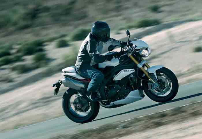 Αν και δεν υπάρχουν κραυγαλέα σημεία στην εμφάνιση του R που να το διαχωρίζουν από το απλό μοντέλο, υπάρχουν μικρές λεπτομέρειες που κάνουν τη διαφορά. 