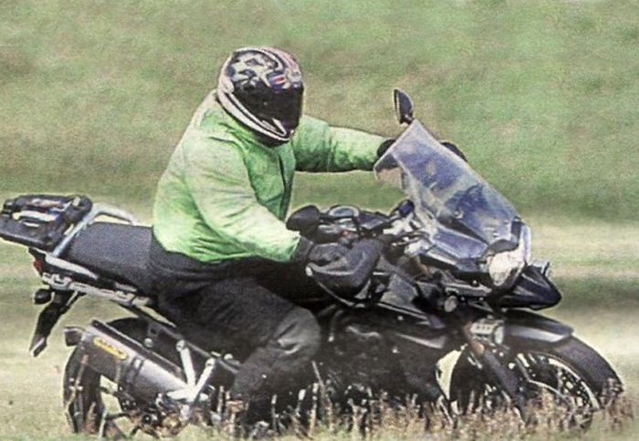 Η νέα φωτογραφία του mega on-off της Triumph φανερώνει πολλά για το πλαίσιο και Η νέα φωτογραφία του mega on-off της Triumph φανερώνει πολλά για το πλαίσιο και την πίσω ανάρτηση.