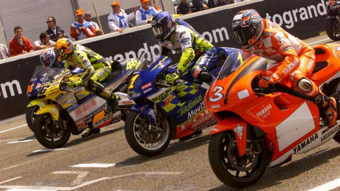 Μια φωτογραφία από την ένδοξη ιστορία των MotoGP, με τις δίχρονες μοτοσυκλέτες σε πρώτο πλάνο. 