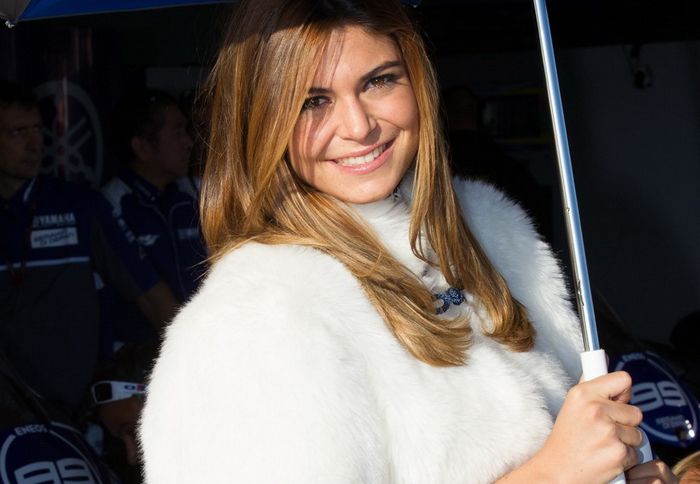 Τα κορίτσια της Yamaha δείχνουν πάντα την ανώτερη κλάση τους, όσο και την κλασσική τους ομορφιά.