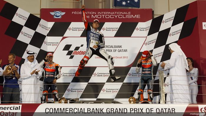 Losail: Lorenzo, Pedrosa, Stoner. Στον πρώτο αγώνα, ο Jorge κάνει χαρακτηριστικό Losail: Lorenzo, Pedrosa, Stoner. Στον πρώτο αγώνα, ο Jorge κάνει χαρακτηριστικό άλμα νίκης απο την πρώτη θέση του βάθρου.