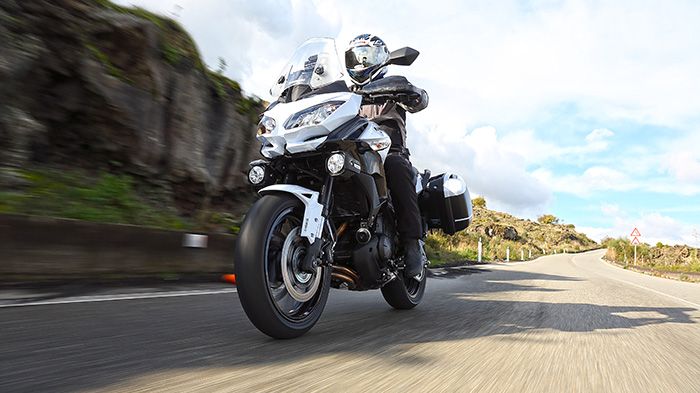 Το Versys 650 του 2015 δείχνει έτοιμο για περιπέτεια, και διαθέτει μια πλειάδα β Το Versys 650 του 2015 δείχνει έτοιμο για περιπέτεια, και διαθέτει μια πλειάδα βελτιώσεων σε σχέση με το προηγούμενο μοντέλο.