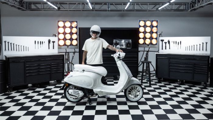 Ο Justin Bieber με την δική του δημιουργία, την Justin Bieber X Vespa. Ο Justin Bieber με την δική του δημιουργία, την Justin Bieber X Vespa.