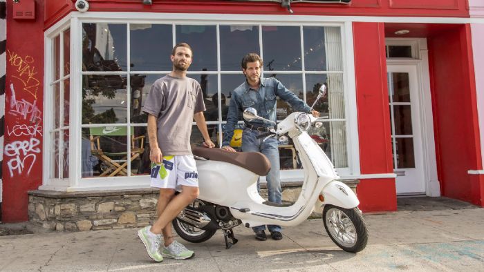 Ο Sean Wotherspoon (αριστερά) μπροστά στο κατάστημά του, Round Two, μαζί με τον Michele Colannino. 
