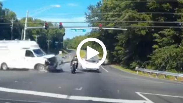 VIDEO: Αναβάτης γλιτώνει από τα σκ@τ@ VIDEO: Αναβάτης γλιτώνει από τα σκ@τ@