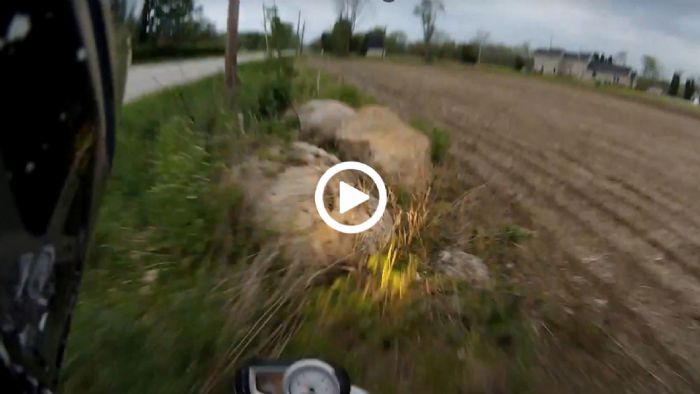 VIDEO: Στουκάρει πάνω σε κοτρόνες και καταστρέφεται 