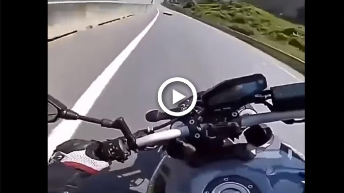 VIDEO: Καταστροφική τούμπα από αντικείμενο στο δρόμο VIDEO: Καταστροφική τούμπα από αντικείμενο στο δρόμο