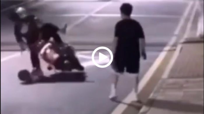 Πιτσιρικάς με μπάλα ρίχνει κάτω scooter και δύο ανθρώπους (video) Πιτσιρικάς με μπάλα ρίχνει κάτω scooter και δύο ανθρώπους (video)