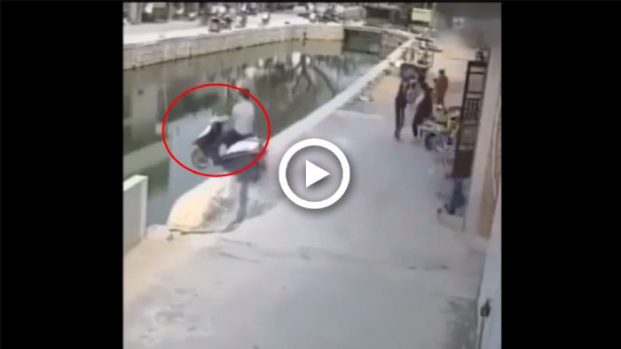 VIDEO: Βούτηξε στη γούρνα με το scooter! VIDEO: Βούτηξε στη γούρνα με το scooter!