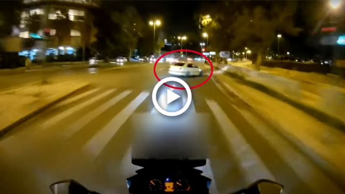 VIDEO: Αναβάτης τα βάζει (τσάμπα?) με ταξιτζή στο Κερατσίνι VIDEO: Αναβάτης τα βάζει (τσάμπα?) με ταξιτζή στο Κερατσίνι