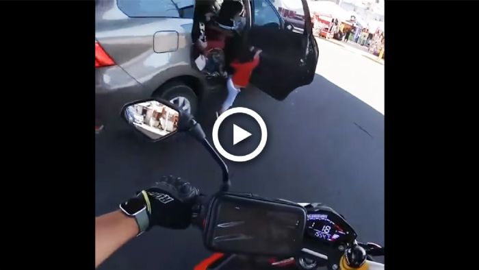 VIDEO: Παιδάκι κρεμάστηκε από πόρτα αυτοκινήτου - αναβάτης το κατέγραψε VIDEO: Παιδάκι κρεμάστηκε από πόρτα αυτοκινήτου - αναβάτης το κατέγραψε