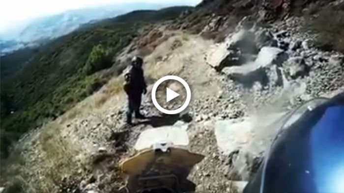 VIDEO: Απίστευτη πτώση μοτοσυκλέτας σε δύσκολο χωμάτινο μονοπάτι