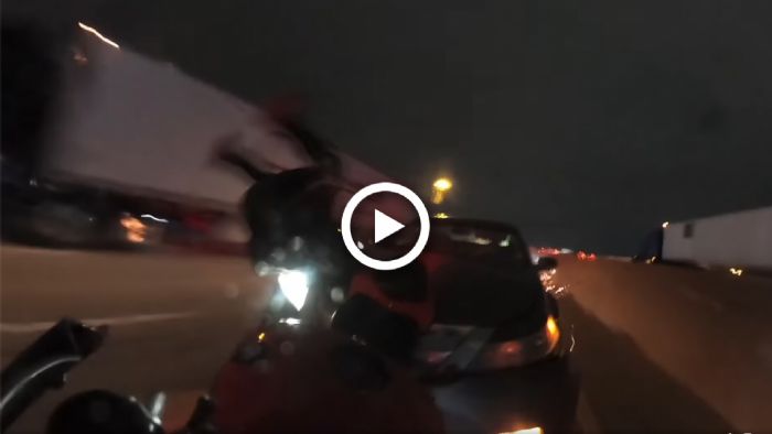VIDEO: Αυτοκίνητο «καρφώνει» μοτοσυκλετιστή με μεγάλη ταχύτητα από πίσω