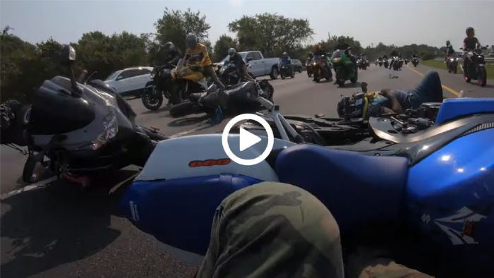 VIDEO: Αναβάτες γίνονται σμπαράλια σε ομαδική βόλτα VIDEO: Αναβάτες γίνονται σμπαράλια σε ομαδική βόλτα