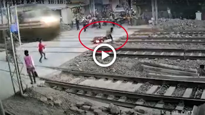 VIDEO: Αναβάτης γλιτώνει στο χιλιοστό από σύγκρουση με τρένο! VIDEO: Αναβάτης γλιτώνει στο χιλιοστό από σύγκρουση με τρένο!