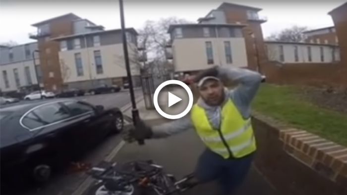 VIDEO: Ποδηλάτης πέφτει πάνω σε αθώο πολίτη που άλλαζε λάστιχο VIDEO: Ποδηλάτης πέφτει πάνω σε αθώο πολίτη που άλλαζε λάστιχο