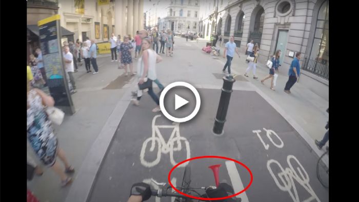 VIDEO: Ποδηλάτης με αερόκορνα την είδε King of the Road VIDEO: Ποδηλάτης με αερόκορνα την είδε King of the Road