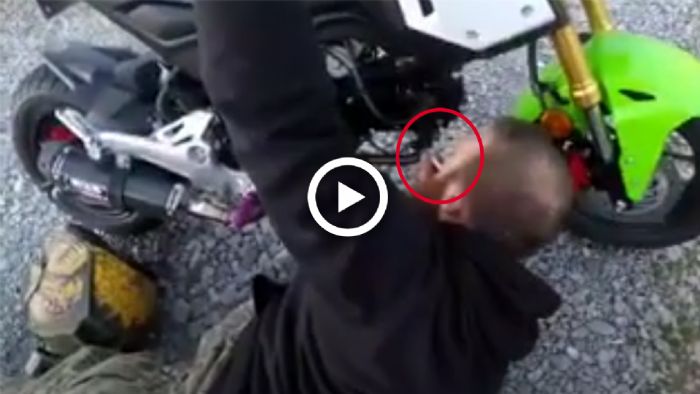 VIDEO: Ο άλλος άναψε τσιγάρο στην εξάτμιση του Grom! VIDEO: Ο άλλος άναψε τσιγάρο στην εξάτμιση του Grom!