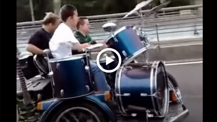 VIDEO: Μπάντα σε μοτοσυκλέτα, μόνο στη Ρωσία! VIDEO: Μπάντα σε μοτοσυκλέτα, μόνο στη Ρωσία!