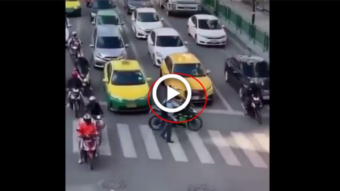 VIDEO: Αναβάτης κλείνει την κυκλοφορία για λόγο που δεν φαντάζεστε VIDEO: Αναβάτης κλείνει την κυκλοφορία για λόγο που δεν φαντάζεστε