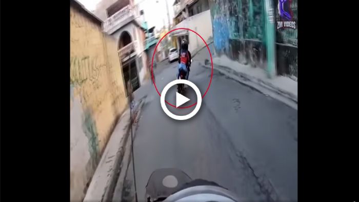 VIDEO: Αστυνομικός κυνηγά αναβάτη μέσα στα στενάκια! 