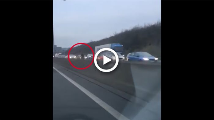 VIDEO: Μοτοσυκλέτα πάει ανάποδα σε αυτοκινητόδρομο με ταχύτητα!