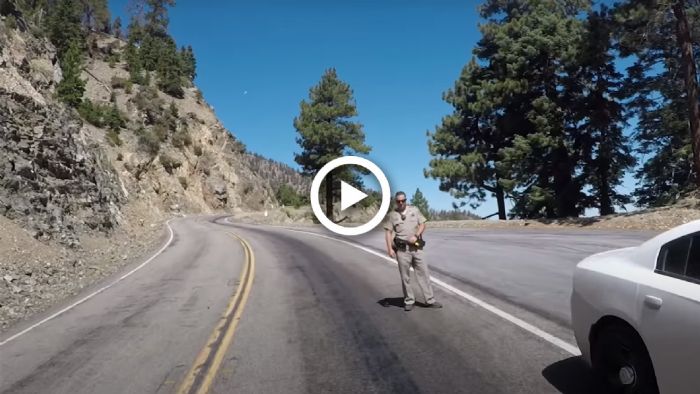 VIDEO: Ίσως ο πιο cool αστυνομικός που καταγράφηκε σε κάμερα VIDEO: Ίσως ο πιο cool αστυνομικός που καταγράφηκε σε κάμερα