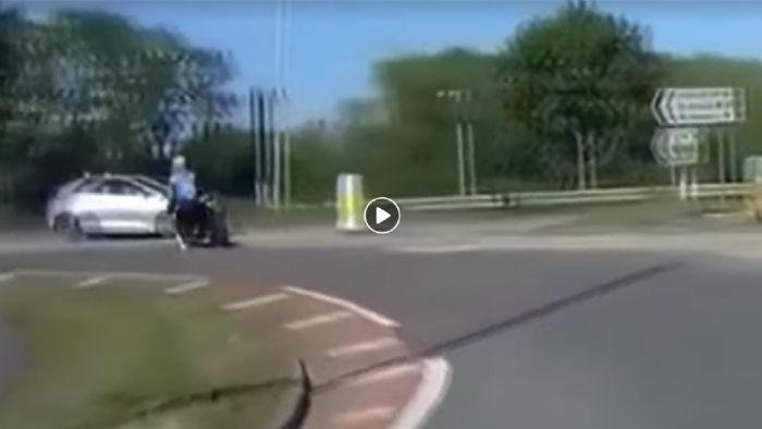 Περνώντας ξυστά από 2 αυτοκίνητα γιατί βιάστηκες Περνώντας ξυστά από 2 αυτοκίνητα γιατί βιάστηκες