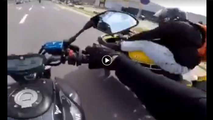 VIDEO: Ηλιθιότητας το ανάγνωσμα σε 2 τροχούς! VIDEO: Ηλιθιότητας το ανάγνωσμα σε 2 τροχούς!