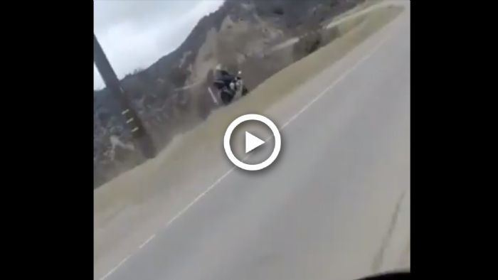 VIDEO: Λάθος υπολογισμός και... πέταξε στο γκρεμό! VIDEO: Λάθος υπολογισμός και... πέταξε στο γκρεμό!