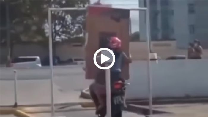 VIDEO: Δεν κουβαλάμε τηλεοράσεις με μηχανάκια! VIDEO: Δεν κουβαλάμε τηλεοράσεις με μηχανάκια!