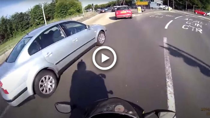 VIDEO: Στούκα σε διασταύρωση και... ποιος είναι ο λάθος; VIDEO: Στούκα σε διασταύρωση και... ποιος είναι ο λάθος;