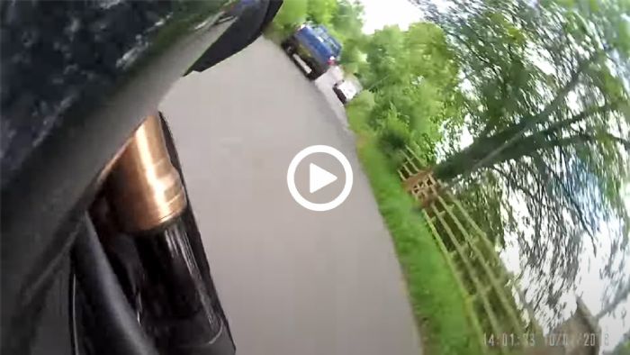 VIDEO: Όταν πηγαίνεις με πολλά στις τυφλές στροφές, αυτά συμβαίνουν VIDEO: Όταν πηγαίνεις με πολλά στις τυφλές στροφές, αυτά συμβαίνουν