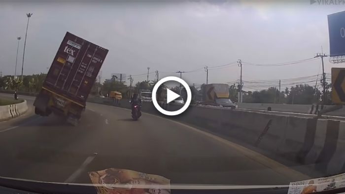 VIDEO: Scooter γλιτώνει ανατροπή κοντέινερ παρά τρίχα! VIDEO: Scooter γλιτώνει ανατροπή κοντέινερ παρά τρίχα!