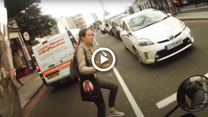 VIDEO: Βρες τον μ@λ: Αναβάτης χτυπά σφοδρά πεζή! VIDEO: Βρες τον μ@λ: Αναβάτης χτυπά σφοδρά πεζή!