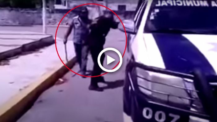 VIDEO: Αναβάτης έδειρε αστυνομικούς με το ίδιο τους το γκλοπ! VIDEO: Αναβάτης έδειρε αστυνομικούς με το ίδιο τους το γκλοπ!