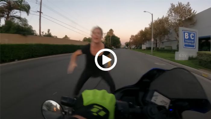 VIDEO: Γυναίκα μπαίνει μπροστά σε αναβάτη εν κινήσει! VIDEO: Γυναίκα μπαίνει μπροστά σε αναβάτη εν κινήσει!