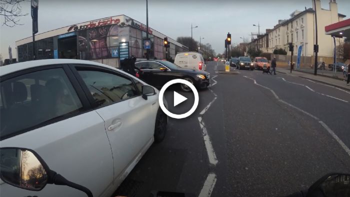 VIDEO: Αναβάτης καταγράφει τσαμπουκά ποδηλάτη-οδηγού VIDEO: Αναβάτης καταγράφει τσαμπουκά ποδηλάτη-οδηγού